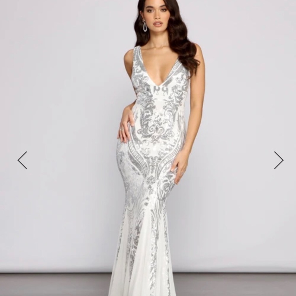 DANIELLE SEQUIN MESH MERMAID DRESS..White SIZE Medium